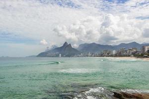 arpoador strand leeg tijdens de coronavirus pandemie in Rio de Janeiro, Braziliëiro foto
