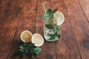 zomerse citruscocktail met citroen en munt, mohito foto