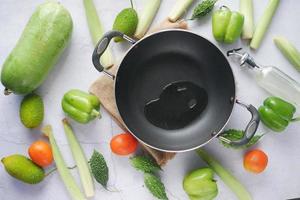 plantaardige olie in de koekenpan gieten. foto