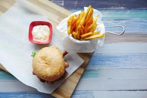 bovenaanzicht van runderhamburger en friet op tafel met kopieerruimte