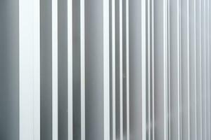 aluminium composiet panelen of bekleding met geperforeerde platen op modern gebouw gevel, abstracte architectuur achtergrond concept. foto
