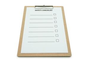 echt foto, houten klembord met blanco veiligheid checklist voor tekst sjabloon, geïsoleerd Aan wit achtergrond. foto