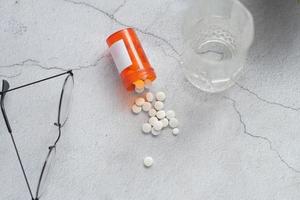 witte kleur medische pillen morsen op tafel foto