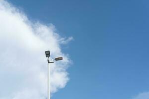 LED straat lampen met energiebesparend technologie, wolk Aan lucht achtergrond. straat lamp en post en Doorzichtig lucht foto