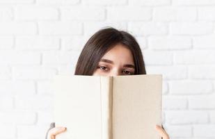 close-up van een vrouw die een boek leest foto