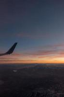 zonsondergang over Colorado Rockies vanuit een vliegtuig foto