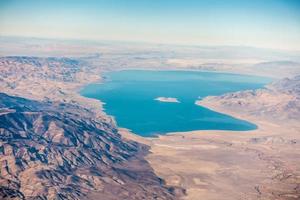 luchtfoto vanuit het vliegtuig van het piramidemeer over nevada foto