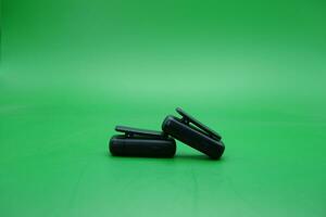 een paar- van draadloze microfoons over- een groen achtergrond. draadloze mic dat is meestal gebruikt door inhoud makers. foto