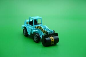 tandem rol speelgoed- in blauw kleur geïsoleerd Aan groen achtergrond. foto