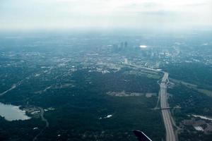 boven de wolken en boven minneapolis minnesota vanuit vliegtuig foto