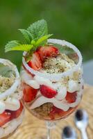 aardbeien met mascarpone en hennep crackers foto