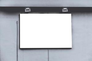 leeg reclamebordmodel met wit scherm op cement foto