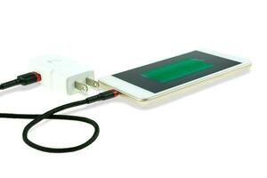 adapter smartphone-oplader bij stekker in stopcontact foto