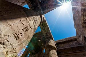 antieke zuilen in een karnak-tempel in luxor foto