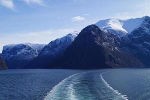 met een cruiseschip door de ardalsfjord