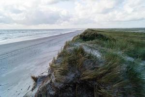 op het strand van blavand ho denemarken foto