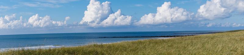 op het strand van blavand ho denemarken foto