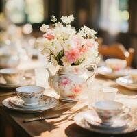 vintage-geïnspireerd thee partij met delicaat China en bloemen centerpieces foto
