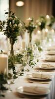 minimalistische wit en groen tafellandschap met eucalyptus en kaarsen foto