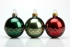 detailopname van Kerstmis boom ornamenten Aan een wit achtergrond. foto