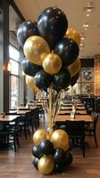 elegant zwart en goud ballon arrangement foto