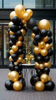 elegant zwart en goud ballon arrangement foto