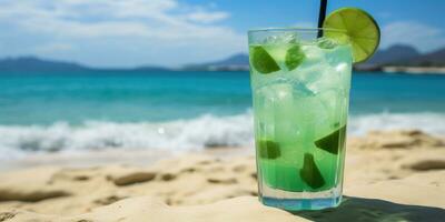 mojito cocktail Aan de strand. groen cocktail met ijs. generatief ai foto