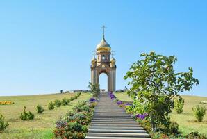 orthodox kapel Aan een heuvel. tabernakel in de Kozakken dorp van ataman. de trap leidend naar de kapel foto