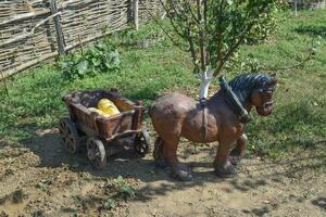 houten speelgoed- paard en kar foto