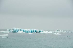 ijsbergen in jokulsarlon, een glaciaal meer in IJsland foto