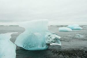 ijsbergen in jokulsarlon, een glaciaal meer in IJsland foto