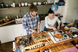 jong paar voorbereidingen treffen voedsel samen, proeverij spaghetti foto