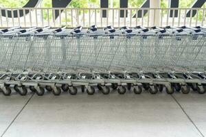 rij van boodschappen doen trolleys of karren in supermarkt. foto