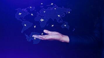 zakenman hand- voortvarend vlucht reservering netwerken, hand- drukken licht blauw wereld kaart met vlucht routes vliegtuig, vervoer concept. foto