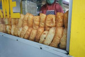 verkoper kraam met de woorden roti goreng cakwe in Engels cakwe gebakken brood. cakwe of taart is een van de traditioneel Chinese snacks met een hartig smaak foto