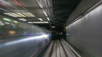 trein beweging in grootstedelijk tunnel foto