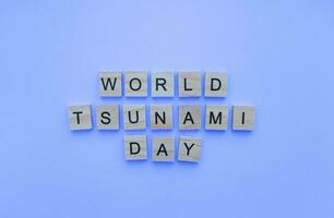 november 5, wereld tsunami bewustzijn dag, minimalistisch banier met de opschrift in houten brieven foto