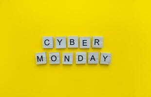 november 28, cyber maandag, minimalistisch banier met de opschrift in houten brieven foto
