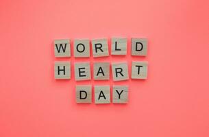 september 29, wereld hart dag, minimalistisch banier met de opschrift in houten brieven foto