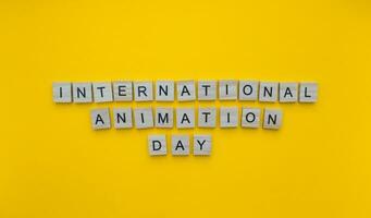 oktober 28, Internationale animatie dag, minimalistisch banier met de opschrift in houten brieven foto