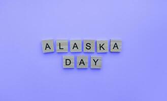 oktober 18, gelukkig Alaska dag, minimalistisch banier met de opschrift in houten brieven foto