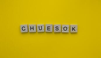 september 28 - 30, chuseok, een minimalistisch banier met een opschrift in houten brieven foto