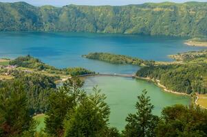 Lagoa das sete cidades is gelegen Aan de eiland van sao Miguel, azoren en is gekenmerkt door de dubbele kleur van haar wateren, in groen en blauw foto