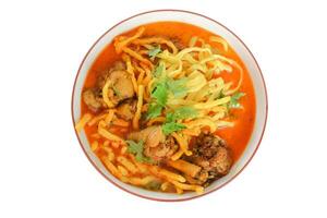 khao dus ik - traditioneel noordelijk Thais voedsel, kerrie met een noodle met kip. foto