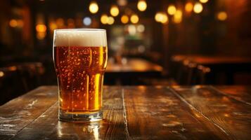 glas van bier Aan houten tafel ai gegenereerd foto