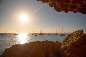 boten in het strand van cala saona in formentera in spanje foto