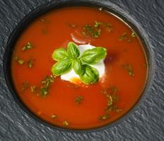 rode ronde tomaten solanum lycopersicum voor een soep foto