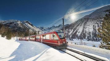 rode sneltrein bernina foto