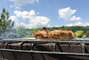 gegrild kippenvlees op de grill klaar voor het eten van barbecue bar foto