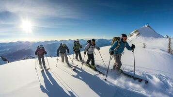 groep van vrienden skiën in hoog bergen. skiën. generatief ai foto